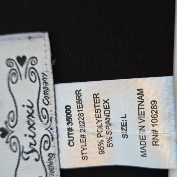 Elegant Black Sleeveless Dress - Picture 2 of 5